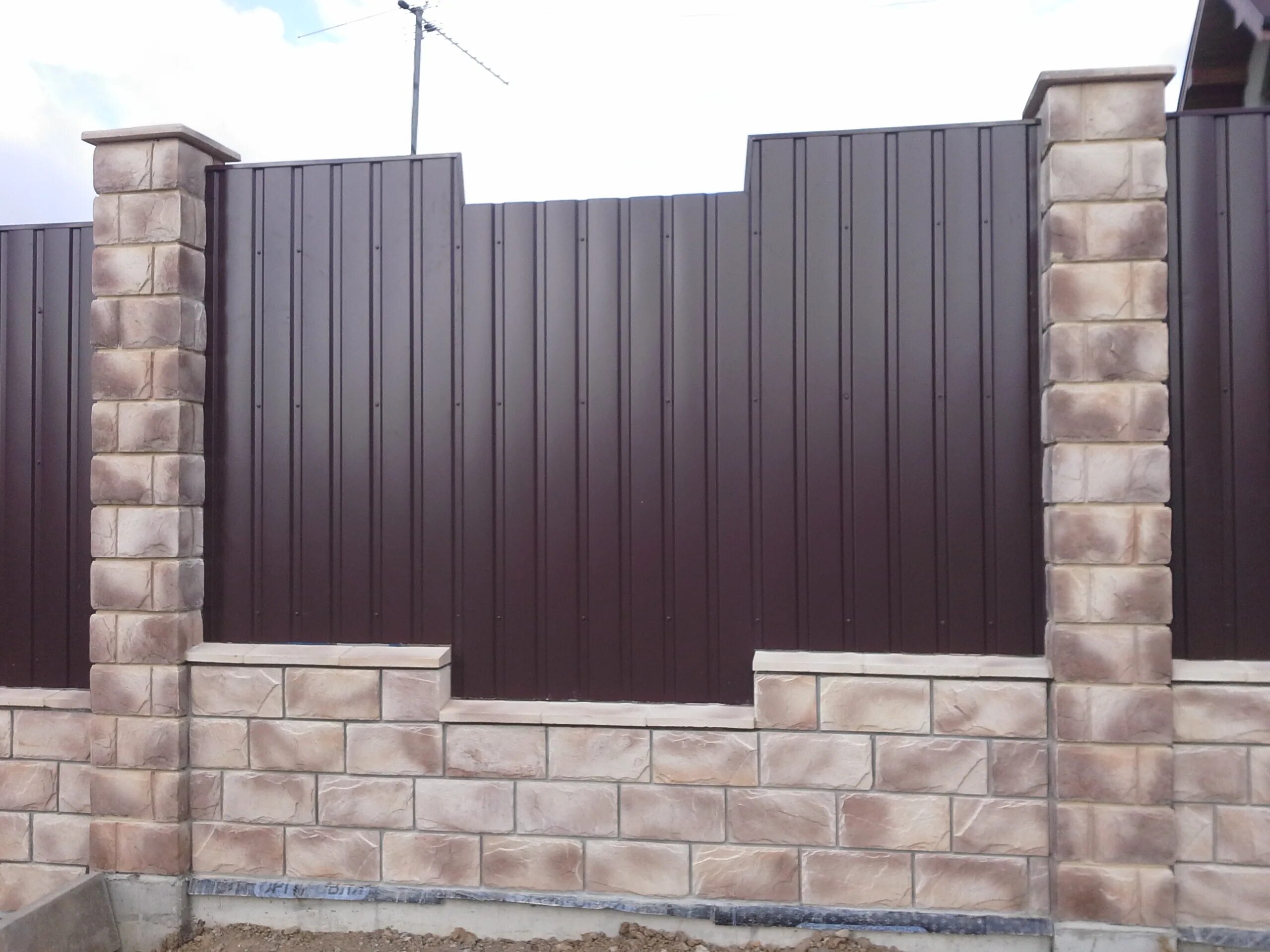 забор профлист бетонные столбы. забор профлист рал 8017. забор металлопрофиль 2м и кирпичные столбы. забор профнастил пс20 8004. столбы для забора.