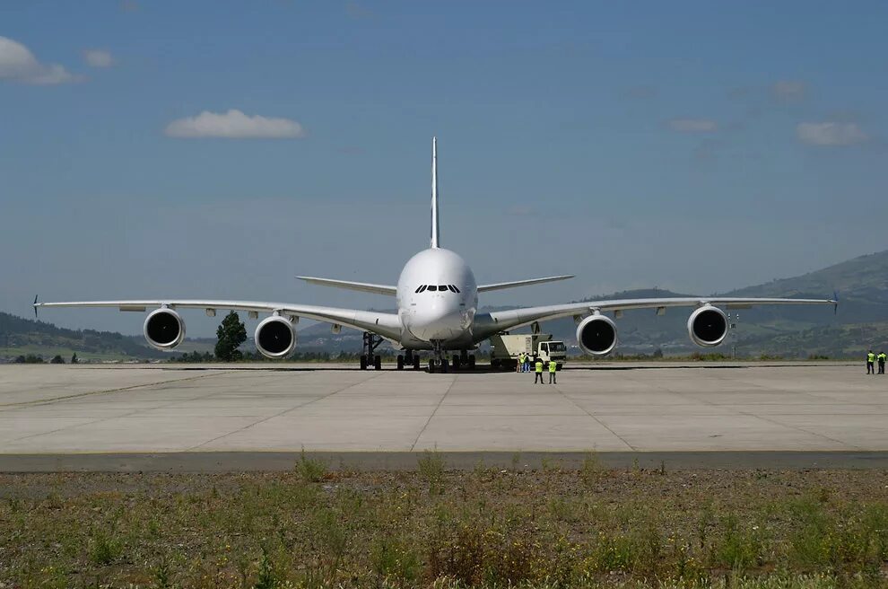 Самый большой самолет в мире. Самый большой самолет в мире а380. Аэробус большой а380. Airbus a380 фото. Самый большой самолёт в мире пассажирский а380.
