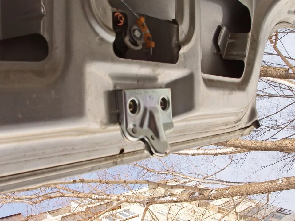 Личинка крышки багажника на авенсис. Кронштейн багажника дэу нексия. Не закрывается багажник зимой. Замок багажника калина 1. Замок багажника нексия н 100.