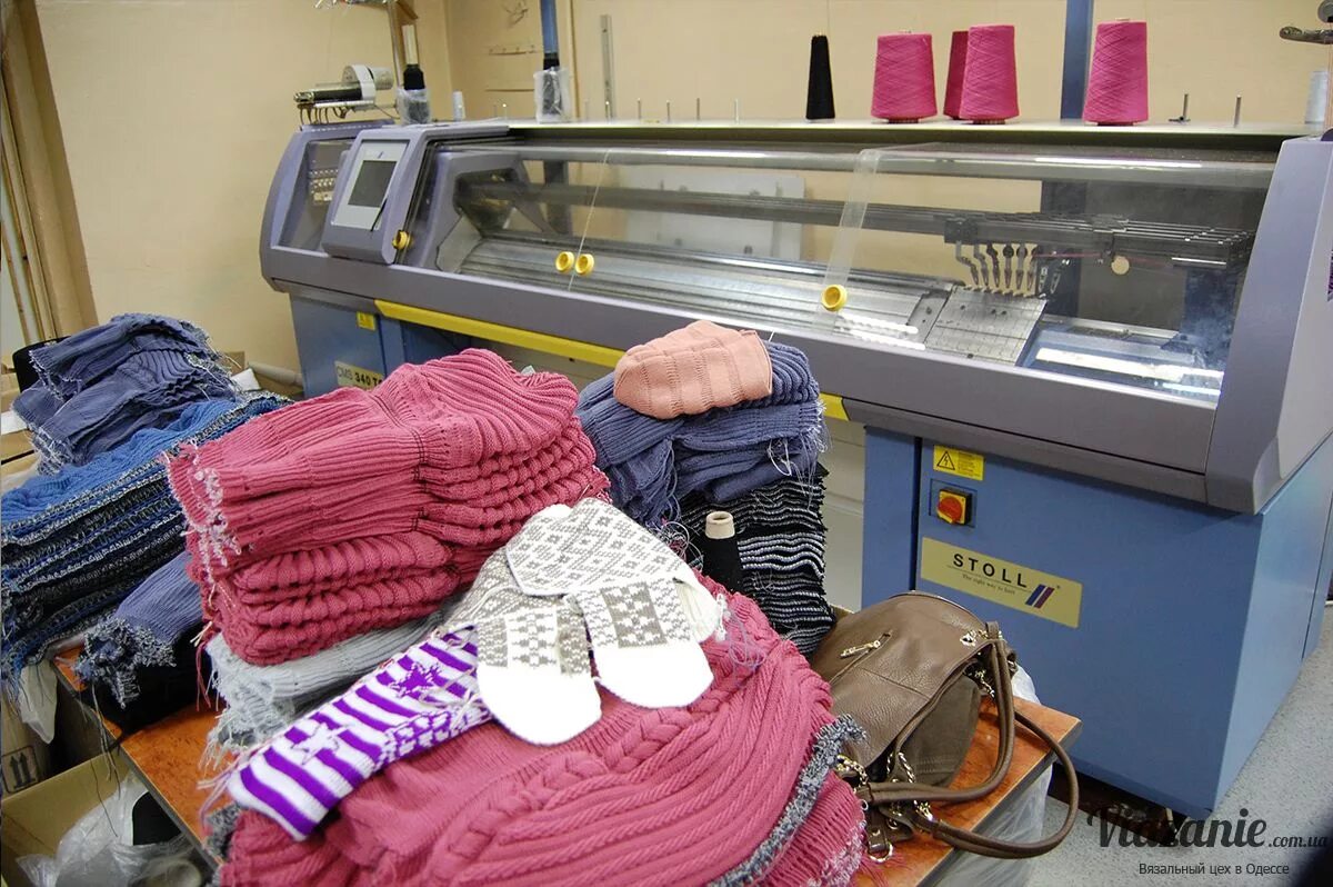 дизайнер одежды швея. швейная мастерская. ателье вязаных вещей. ателье вязаных вещей. монгольские вязаные вещи женские.