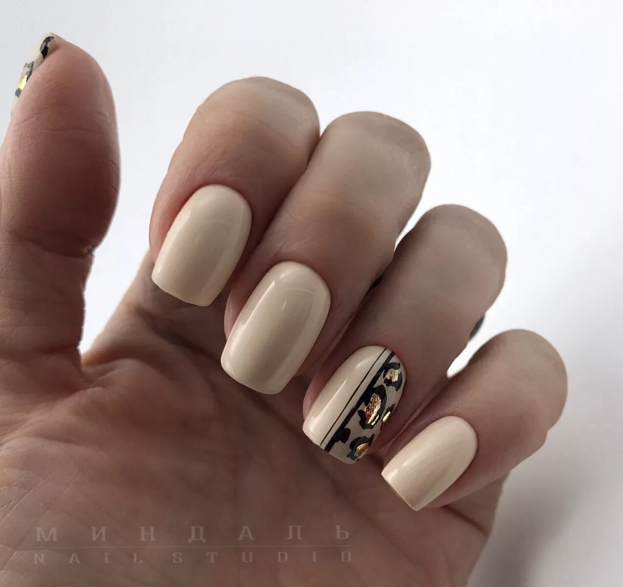 Нюд с дизайном 2024. Маникюр в бежевых тонах. Весенний мюдывый маникюр. Нежный нюдовый маникюр 2022. Нюдовый маникюр миндаль.