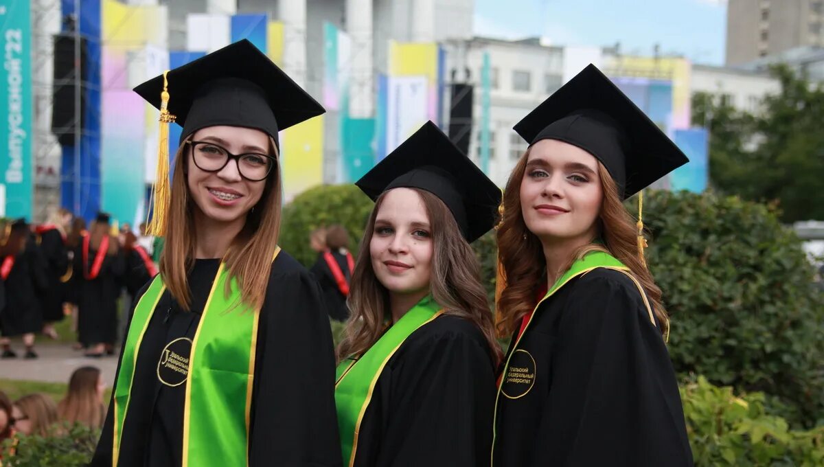 Урфу программы бакалавриата. Выпускной урфу 2025. выпускной урфу 2025. урфу выпускники. костюм выпускника вуза.