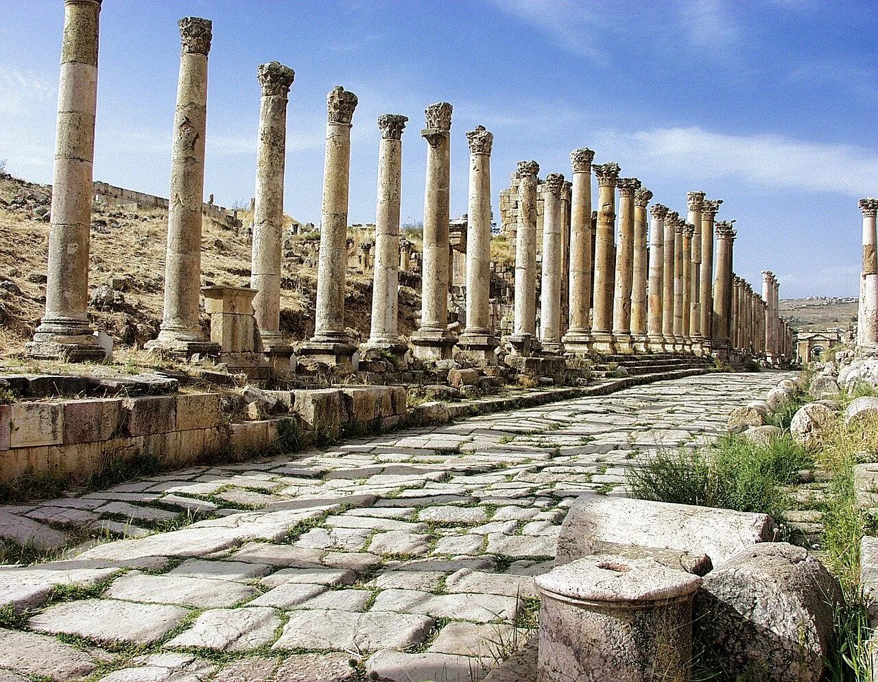 Древние руины где находятся. Римский город Джераш Иордания. Развалины римской империи в Иордании. Развалины города Джераш. Джераш Иордания фото.