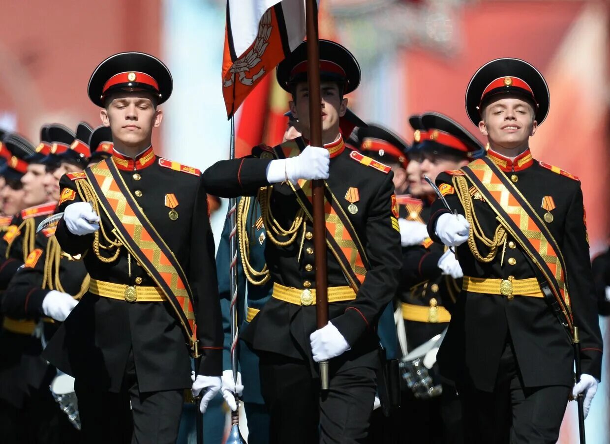 6 мая мужчина. Военная форма для парада. Торжественная форма военных. Военная форма на параде мужская. Российская парадная Военная форма.