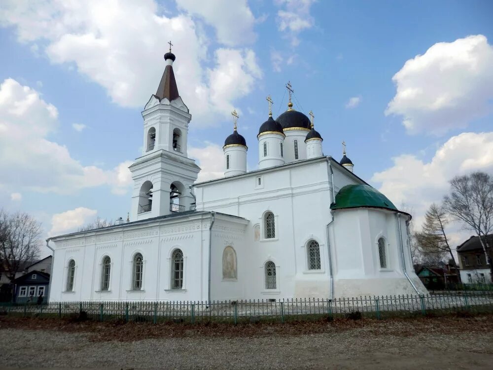 Храм Троицы Живоначальной Тверь. Белая Церковь Тверь. Храм Троицы Живоначальной белая Троица в Твери.