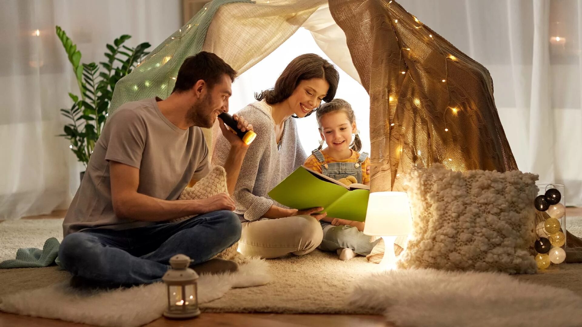 Дом семья уют. В семье царило тепло и. В семье царило тепло и. Уютный камин. Семейный уют в доме.