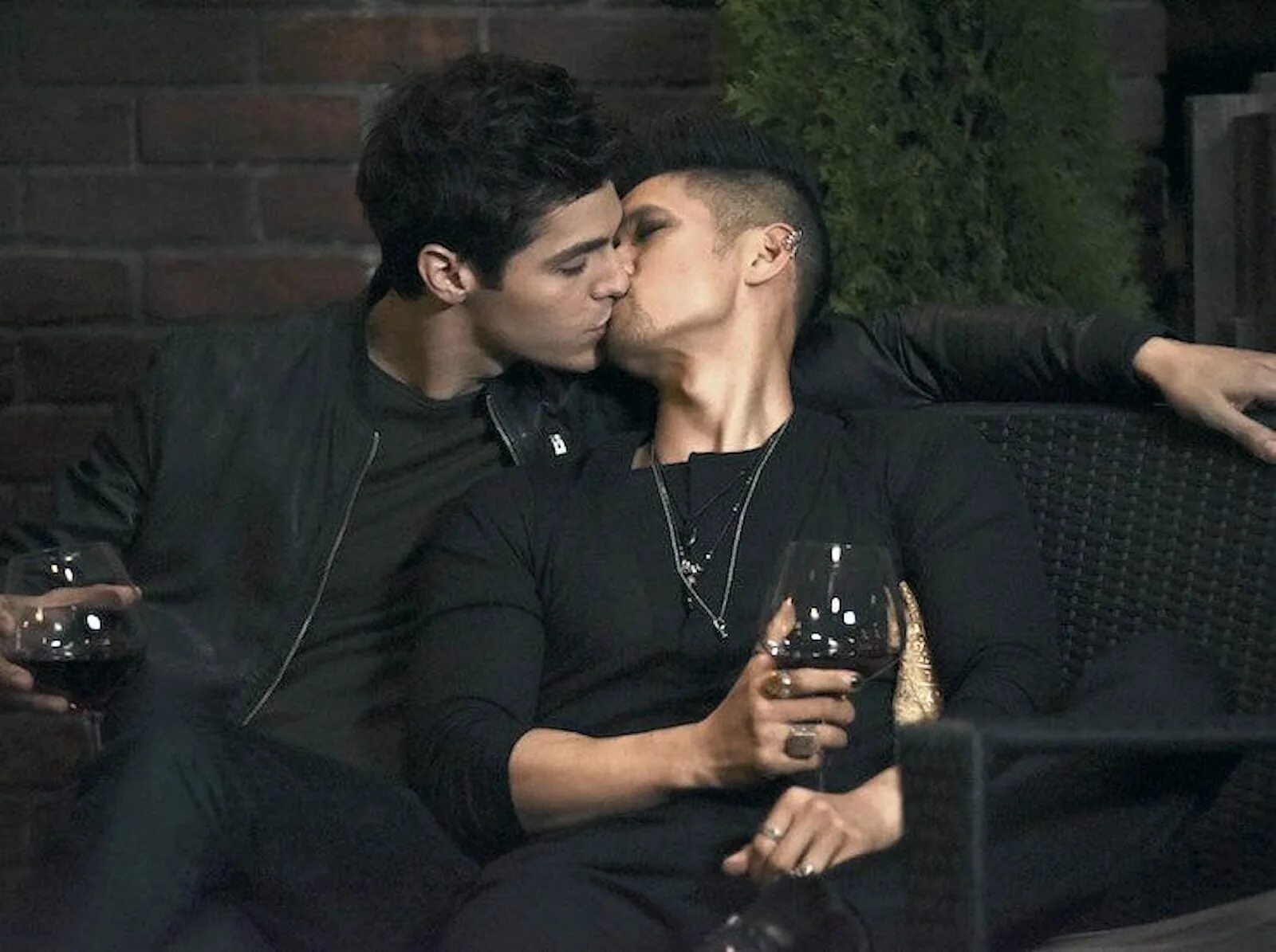 Малец 2. Сумеречные охотники алек и магнус. Сумеречные охотники алек и магнус. Малек магнус и алек поцелуй. Магнус бейн и алек лайтвуд.