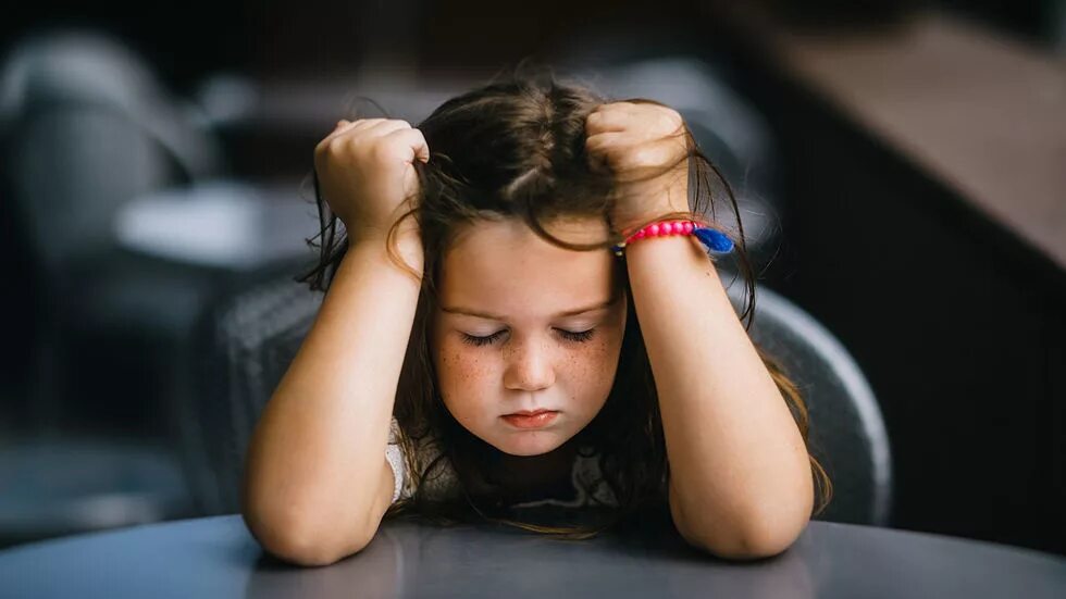 изоляции заболевших детей. изолированный ребенок. замкнутый ребенок. ребенок в медицинской маске сбоку. ребенок изолирован.