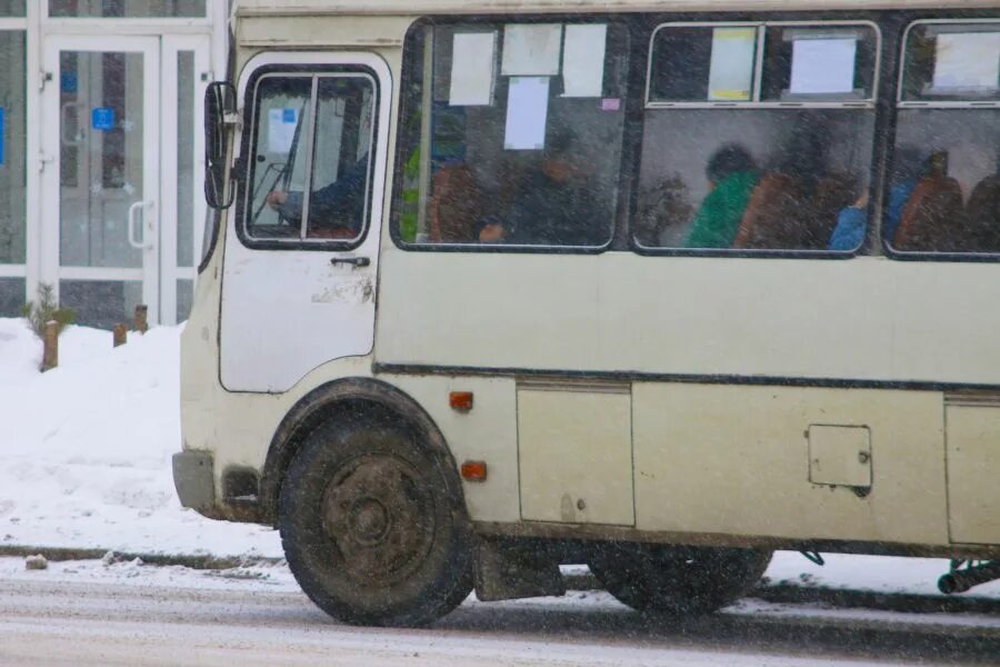 Водитель автобуса паз. Автобус ПАЗ Новокузнецк. Автобус ПАЗ Новокузнецк 94. Автобус в плохом состоянии.