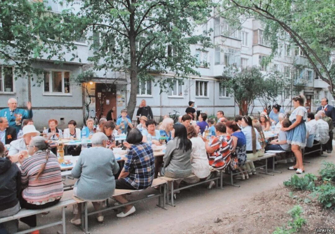 Дружные соседи. Застолье во дворе. Дружные соседи СССР. Посиделки во дворе. Мне понравился соседский двор