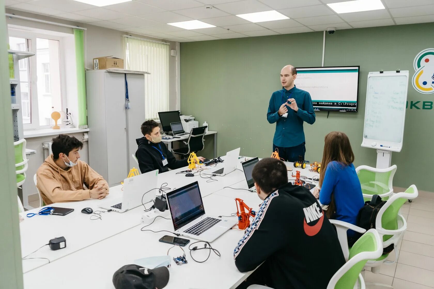 Фото педагога по подготовке к школе. Школа современного учителя. Марина магомедова дефектолог. Москва педагог по подготовке к. Школа егэ.