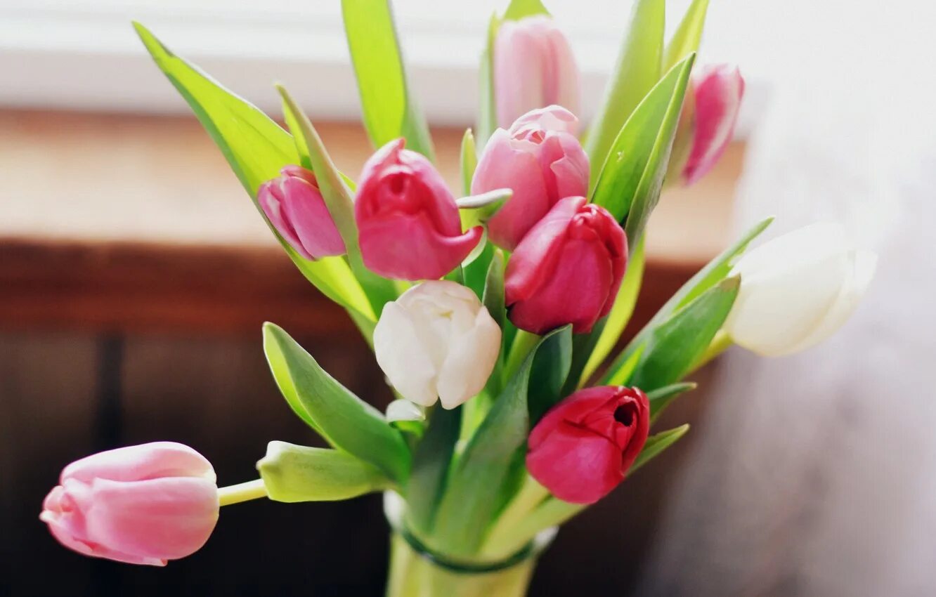 розовые тюльпаны. букет желтых тюльпанов. тюльпаны на столе. букет желтых тюльпанов. букет тюльпанов.