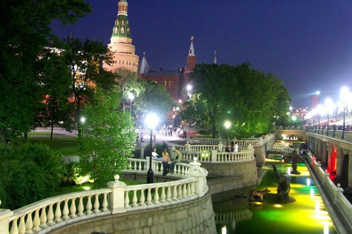 Погулять в москве недорого. Александровский сад Москва. Александровский сад Неглинка. Александровский сад Москва фото. Александровский парк Москва.