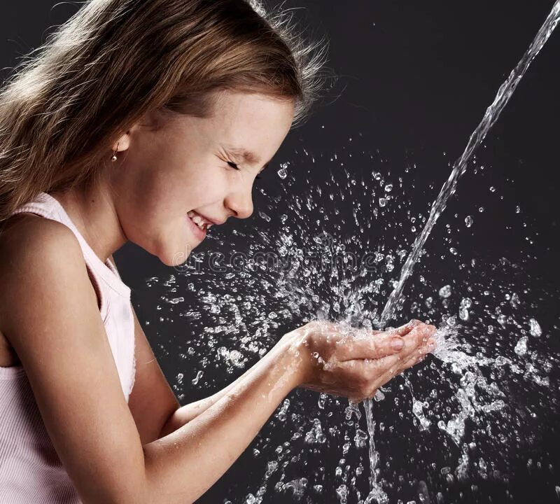 Просить воду. Девочка и струя воды. Дети брызгаются водой. Ребенок брызгает воду. Дети брызги.