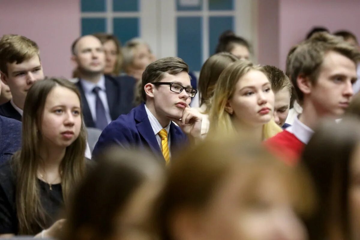 Выпускники университета. Студенты стипендия. Бакалавр магистр. Отличники с книгами. Образование картинки.