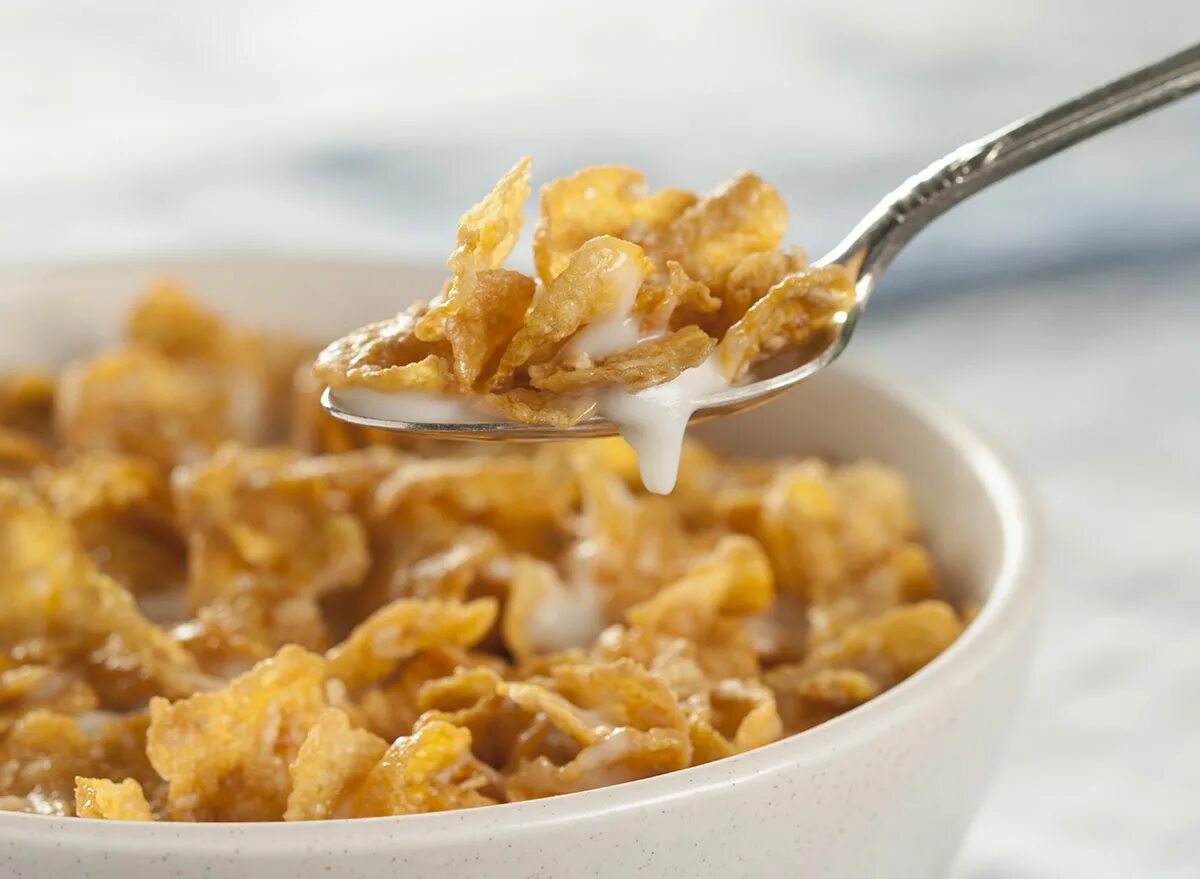 Знаешь хлопья с молоком. Ложка с хлопьями. israel cereals. flakes.