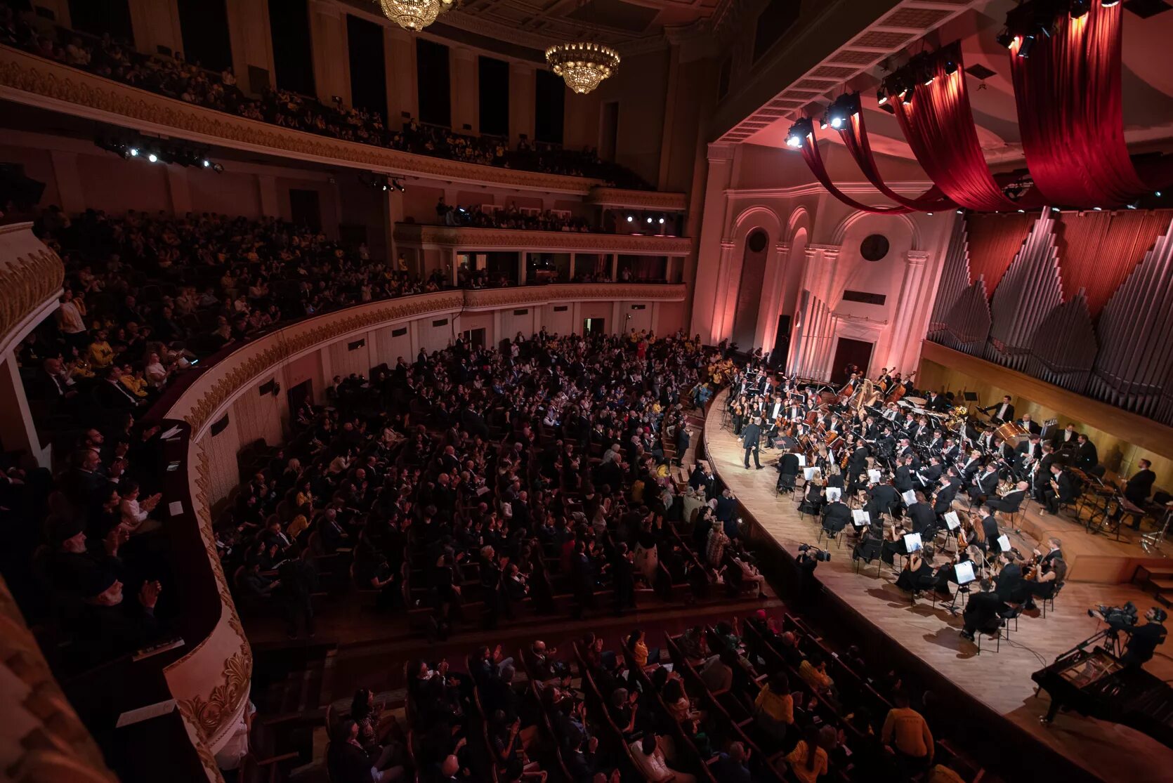 Ереван концертный зал. Aram khachaturian concert hall. Спортивно-концертный комплекс «амалир», ереван, армения. Ереван концертный зал. Зал театра оперы еревана.