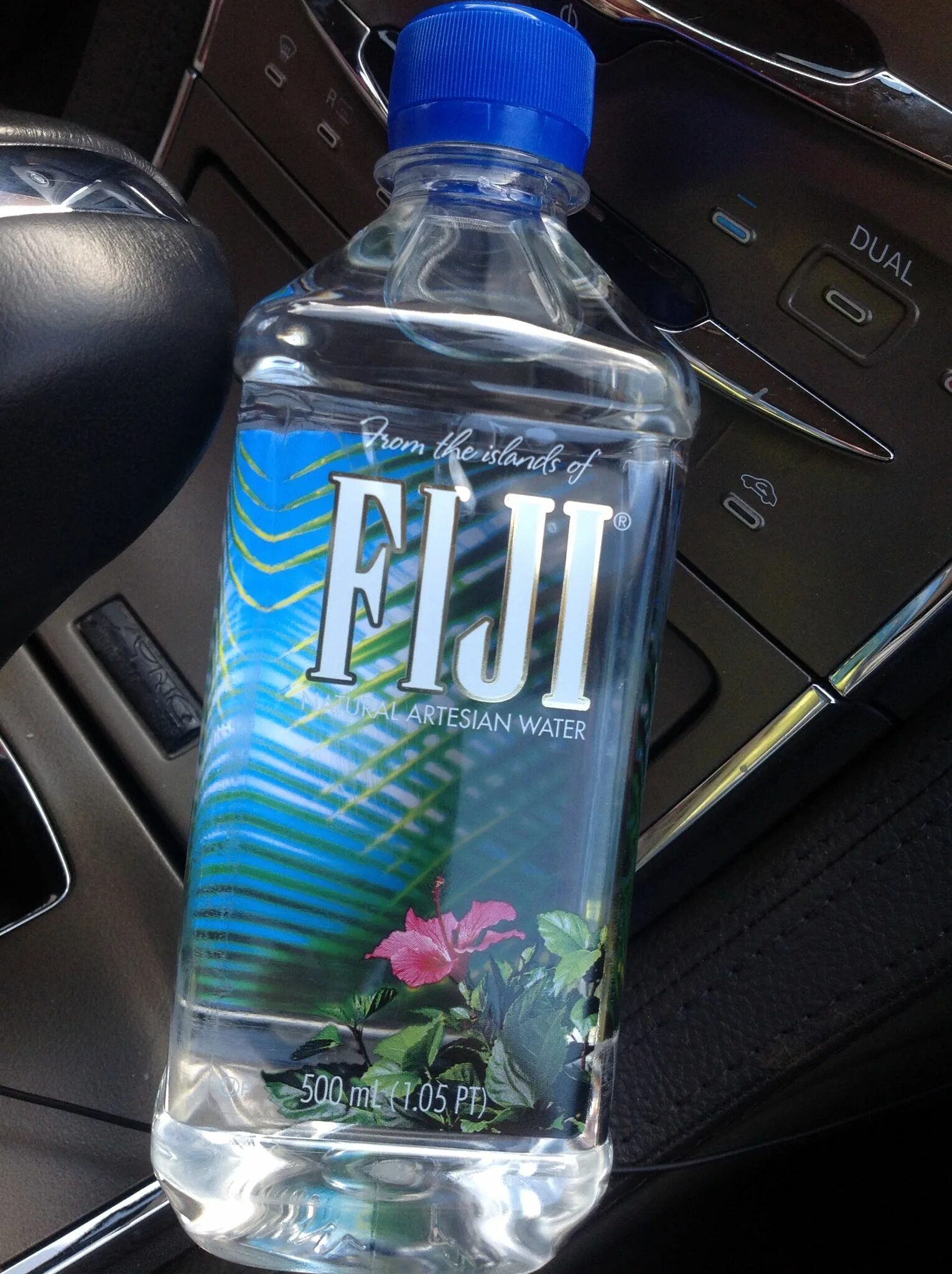 Fiji вода. Fidji вода. Fiji Artesian Water Eau Artesienne. Бутылка воды Fiji. Fiji напиток.