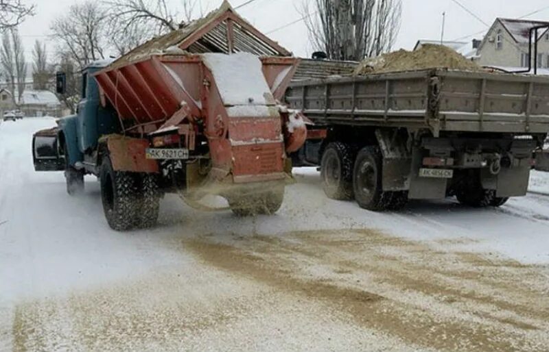 посыпка дорог песком. песчано-солевая смесь для посыпки дорог. машина для посыпки дорог песком. скользкая дорожка. посыпка дорог песком.