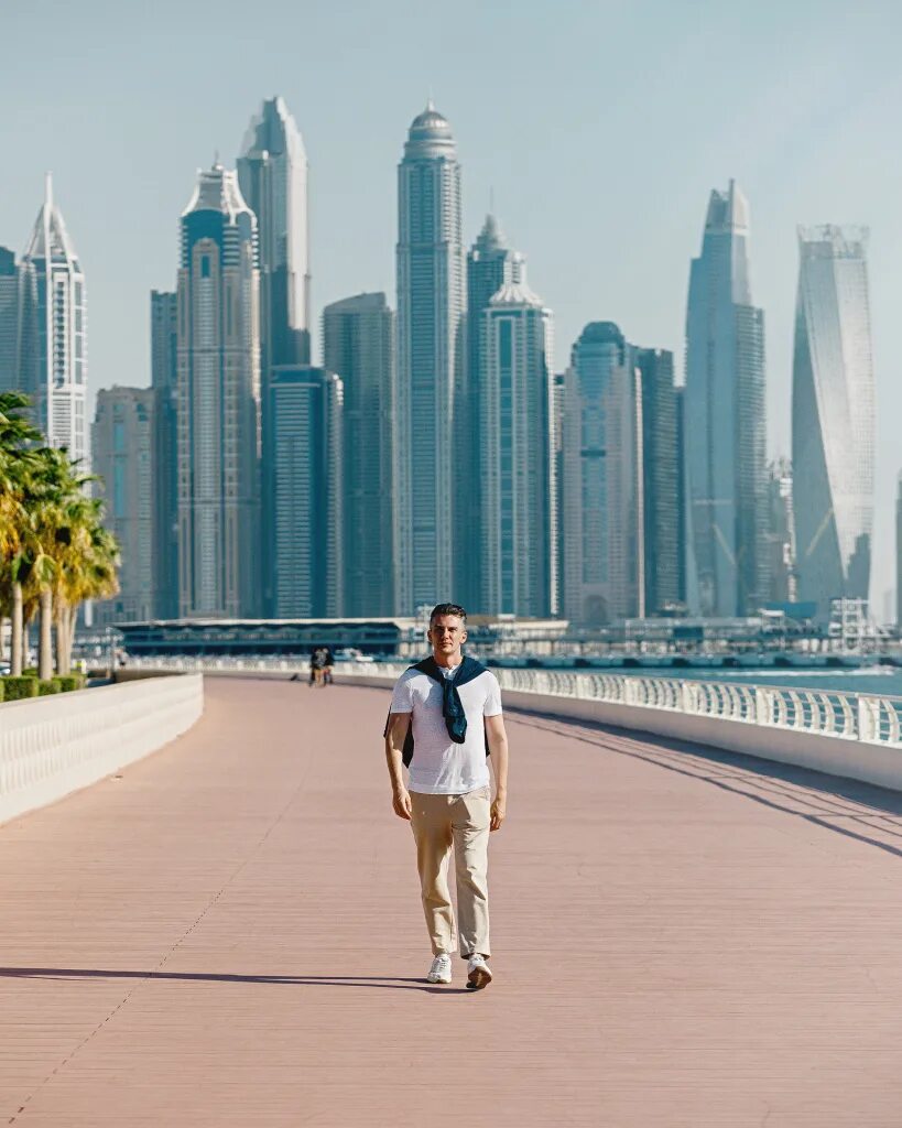 Дубай люди. Дубай люди на улицах. Фотосессия в Дубае мужская. Лук в Дубай.