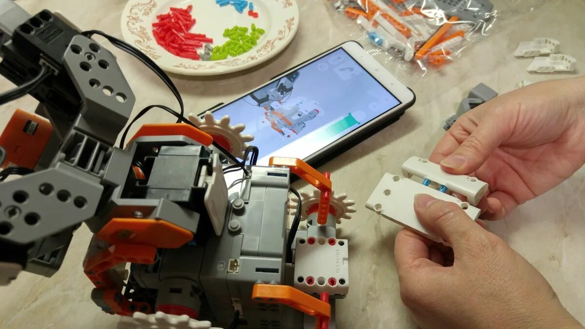 Robot сборка. Пошаговая сборка робота. сборка робота клик. роботов в сборке в монтажа техники. сборка робота с избранными деталями в подвале.