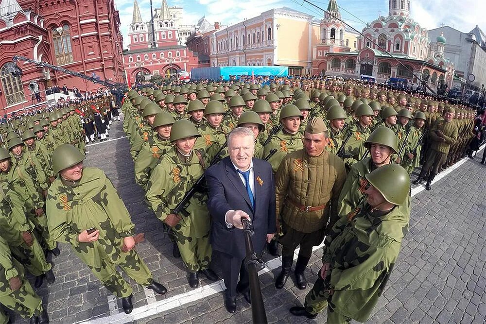 Солдаты на красной площади. Селфи Жириновского на красной площади день Победы. Солдаты Украина на красной площади.