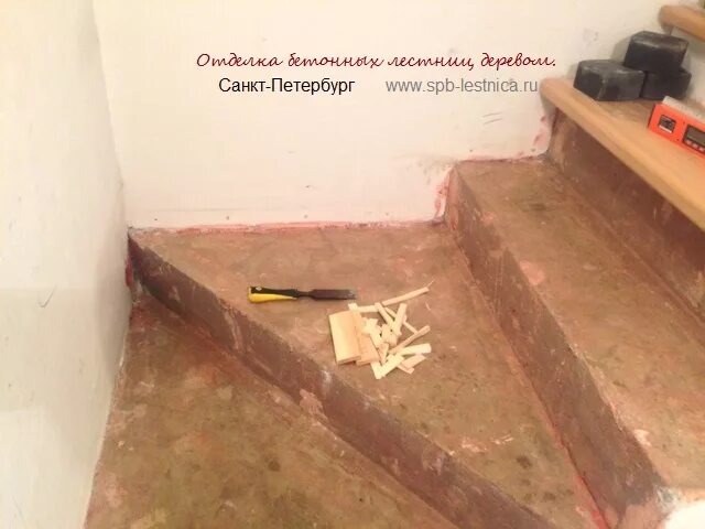 Выравнивать лестницу. Крепление фанеры к бетонным ступеням. выравнивание бетонной лестницы. выравнивание ступеней бетонной лестницы. укладка ступеней на бетонную лестницу.