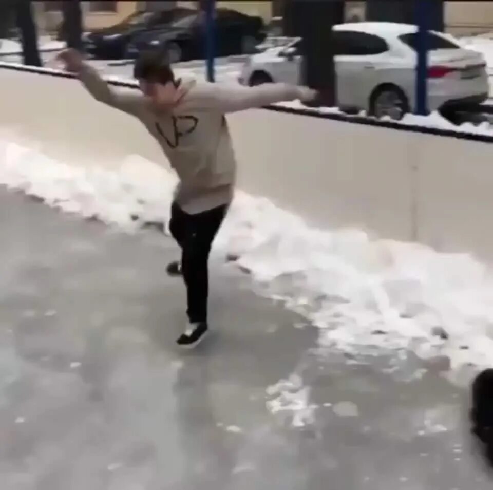 Ортостатический обморок. Резкое падение артериального давления. Падающий человек. Падение на скользкой поверхности. Положение пострадавшего без сознания.