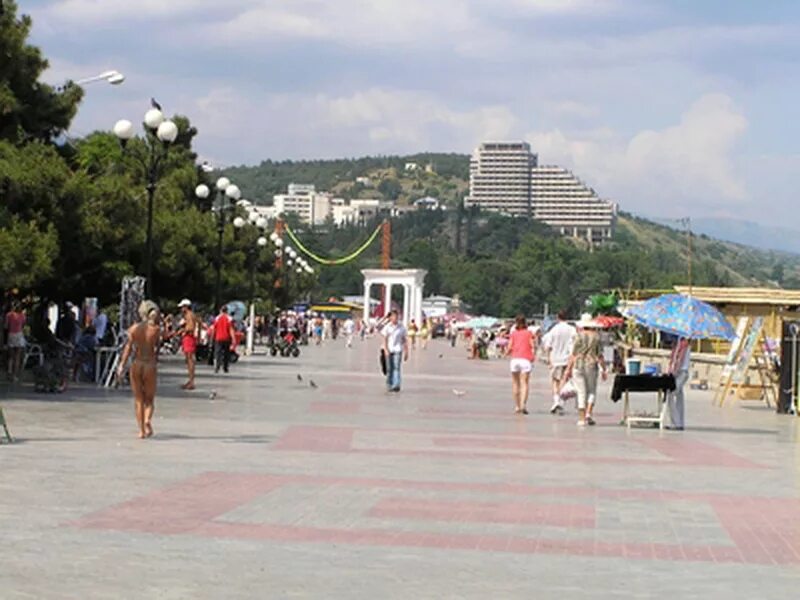 Камера набережной алушты. Набережная города Алушта. Центр набережной Алушты. Курортный город Алушта. Алушта Центральная набережная.