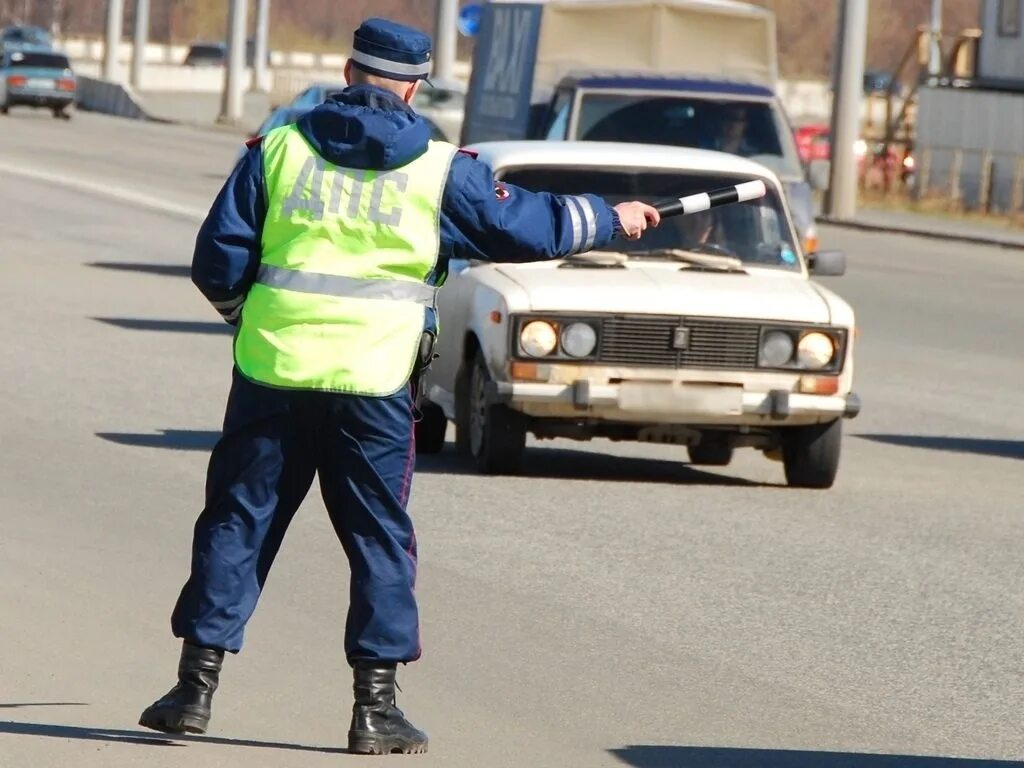 Дпс нарушения пдд. Гаишник останавливает машину. сотрудник дпс.