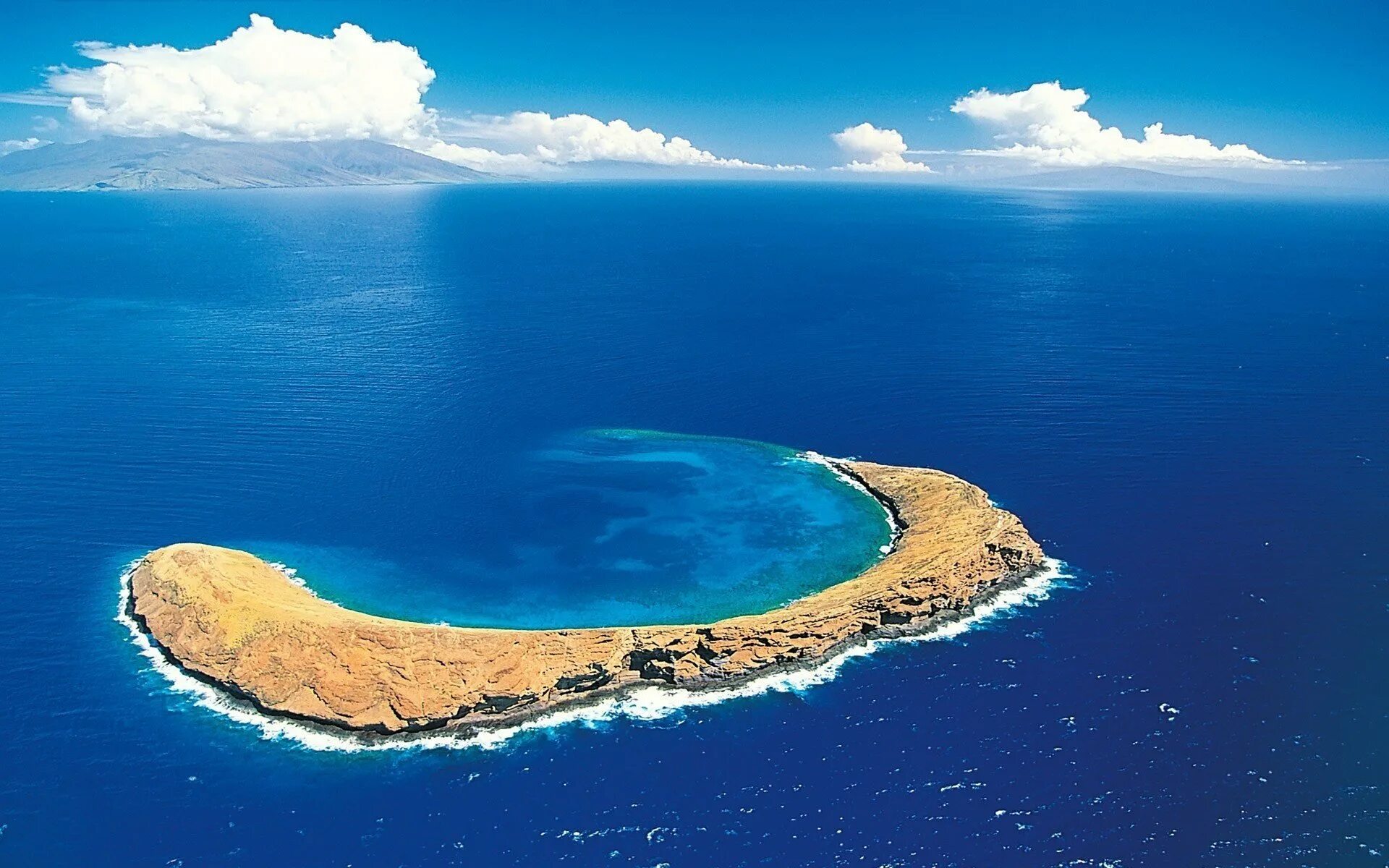 Атлантический океан самые большие острова. Молокини Гавайи. Кратер Молокини, Гавайи. Атолл Молокини, Гавайи. Атолл Рокас Бразилия.