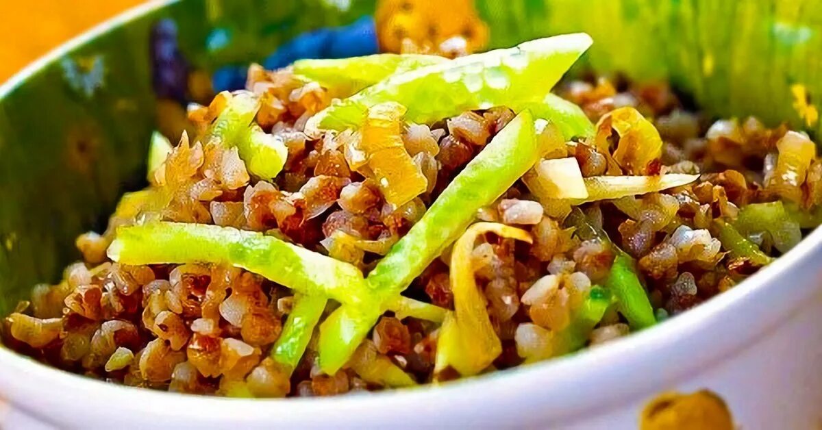 Гречневая каша с луком. Гречка с жареным луком. Гречка с луком и морковью на сковороде. Гречневая каша с беконом. Гречка с жареным яйцом.