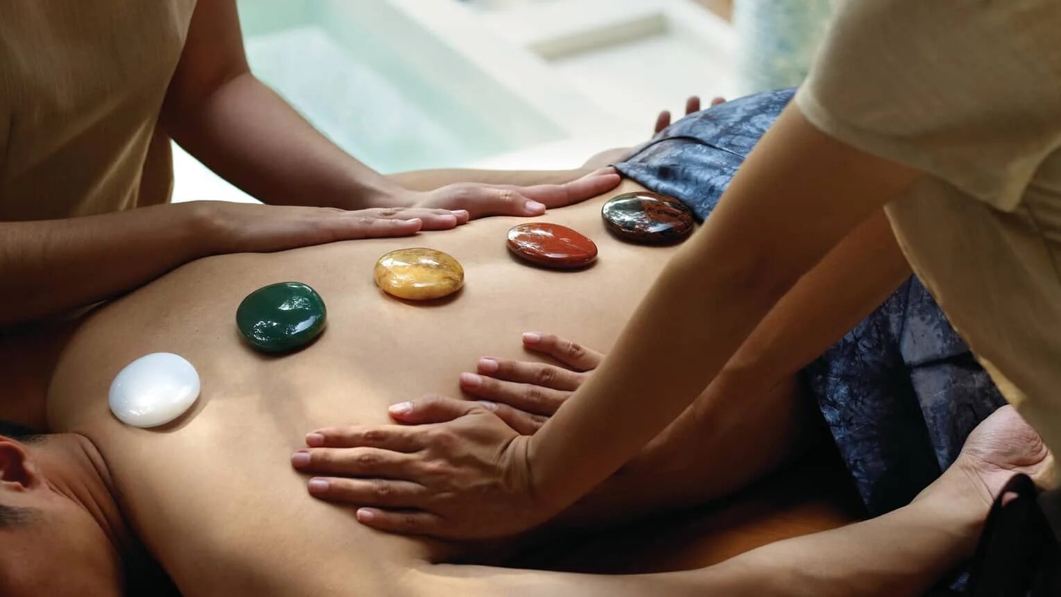 Go massage. Литотерапия (камнелечение). Камни массажные. Массаж камнями. Массаж драгоценными камнями.
