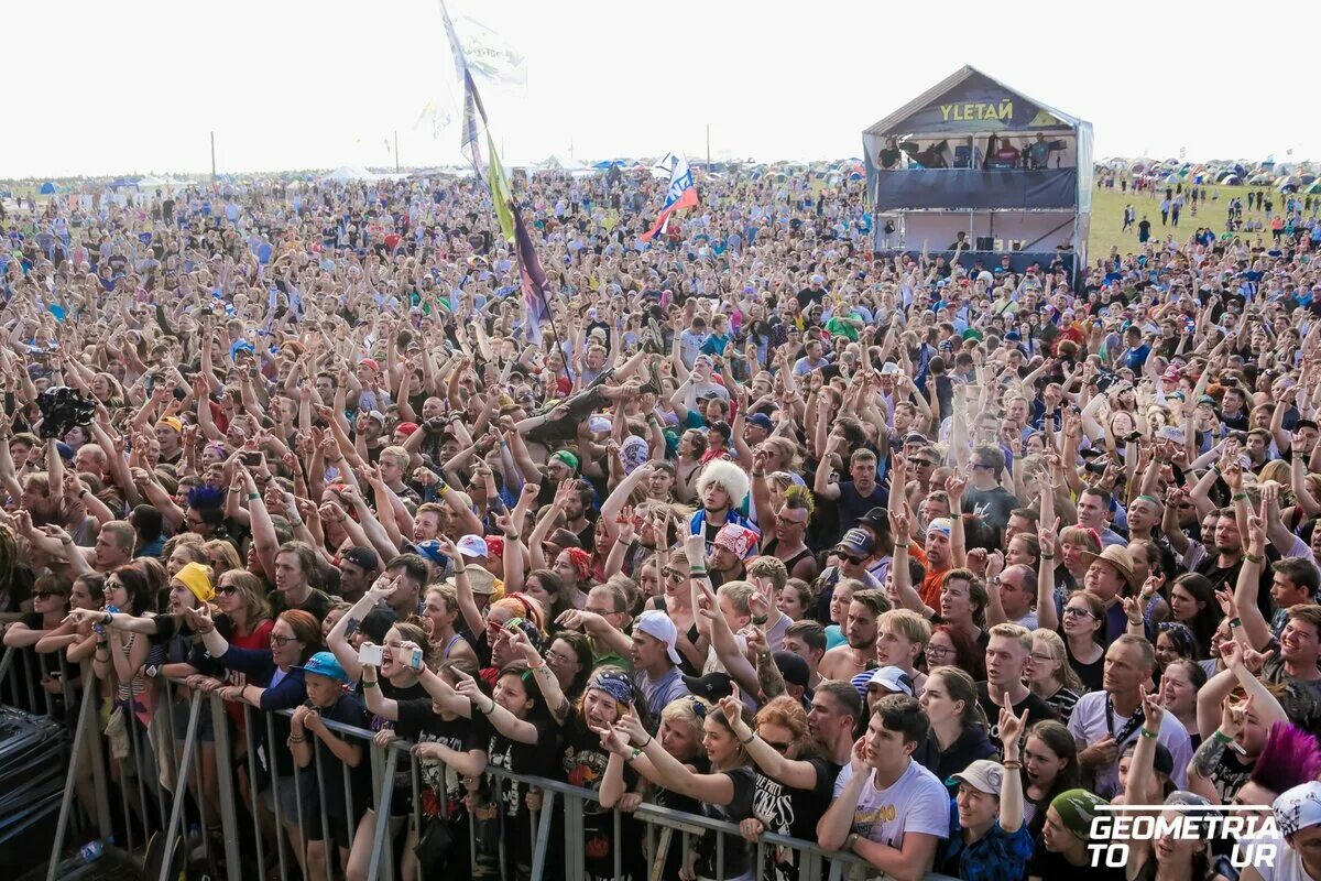 Люди на фестивале. Рок фестиваль нашествие 2022. Рок над волгой рамштайн. Ижевск фестиваль улетай. Сколько человек было на фестивале.