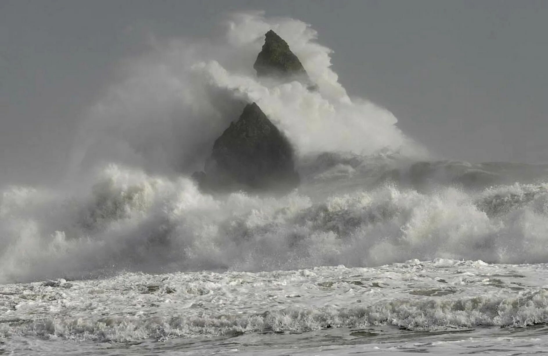 Over rocks. Шторм в Атлантике. Маяк в шторм. Gale Force Storms. Шторм фото плёнка.