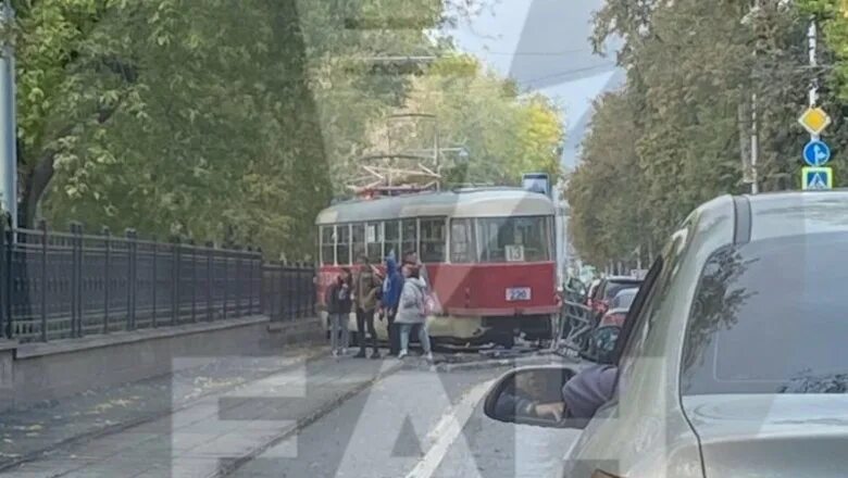 В Екатеринбурге трамвай сошел с рельс. Екатеринбург Трамвайная остановка Бажова. Авария трамвай Свердловск Челюскинцев. Авария Бажова - Первомайская. Остановка бажова