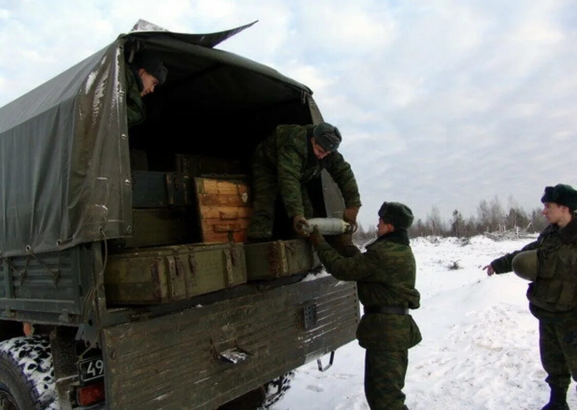 Где груз военных. КАМАЗ груз 200 военный. Автомобиль для перевозки боеприпасов. КАМАЗ С боеприпасами. Подвоз боеприпасов.