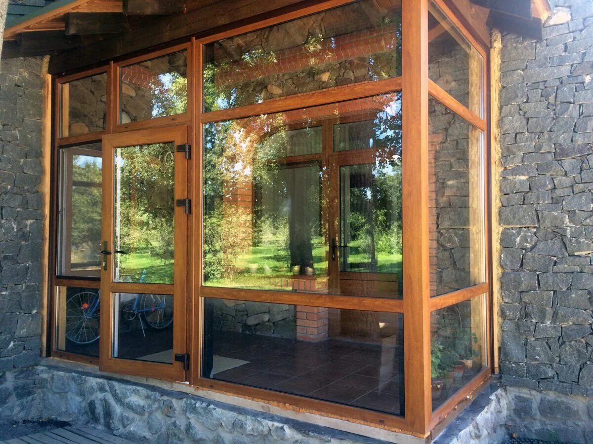 Альтер премиум-остекление веранды. Красивое стеклянное крыльцо. Застекленная входная группа. Джой вижн безрамное остекление. Остекленное крыльцо.