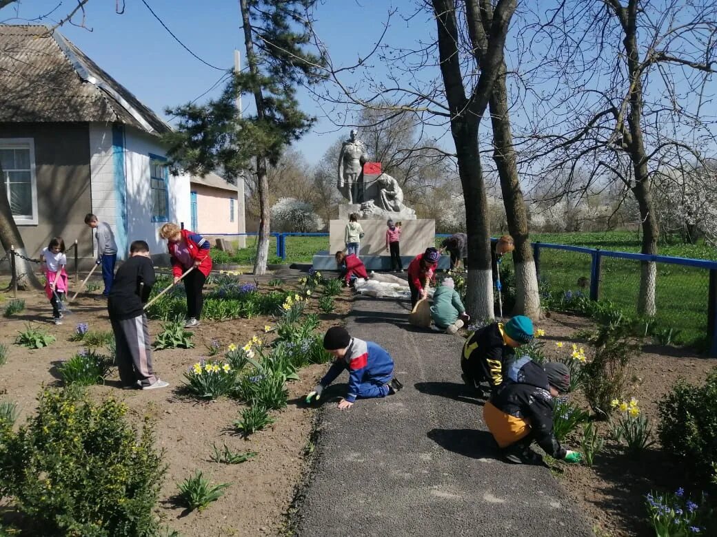 Коммаяк ставропольский край кировский погода. Село Новосредненское. Поселок Коммаяк. Село Новосредненское Ставропольский край-. Субботник на братских захоронениях.