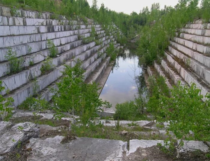 Карьеры искитима. Шипуновский мраморный карьер. Искитимский мраморный карьер. Заброшенный мраморный карьер Новосибирск. Искитимский карьер Новосибирск.