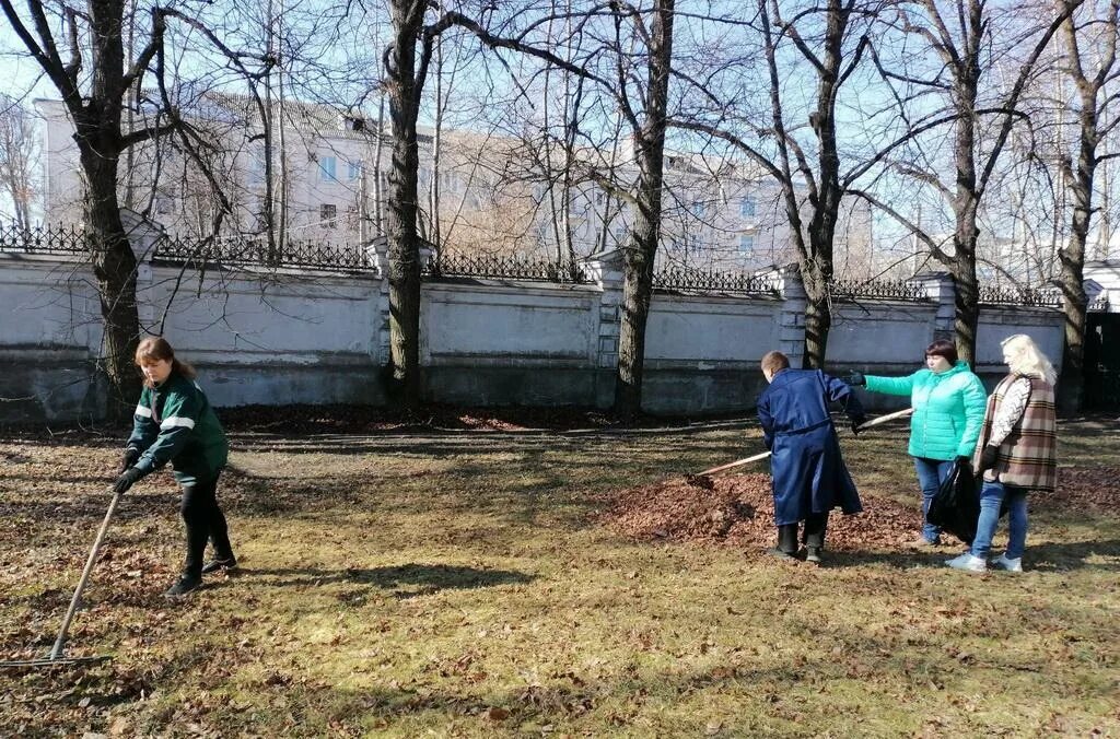 Субботник грабли. Интересные фото с субботников. Весенний субботник. Уборка парка. Субботник в городе.