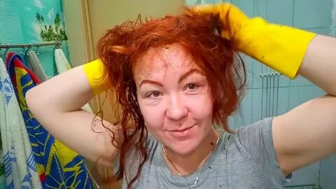 Женщина покрасила волосы