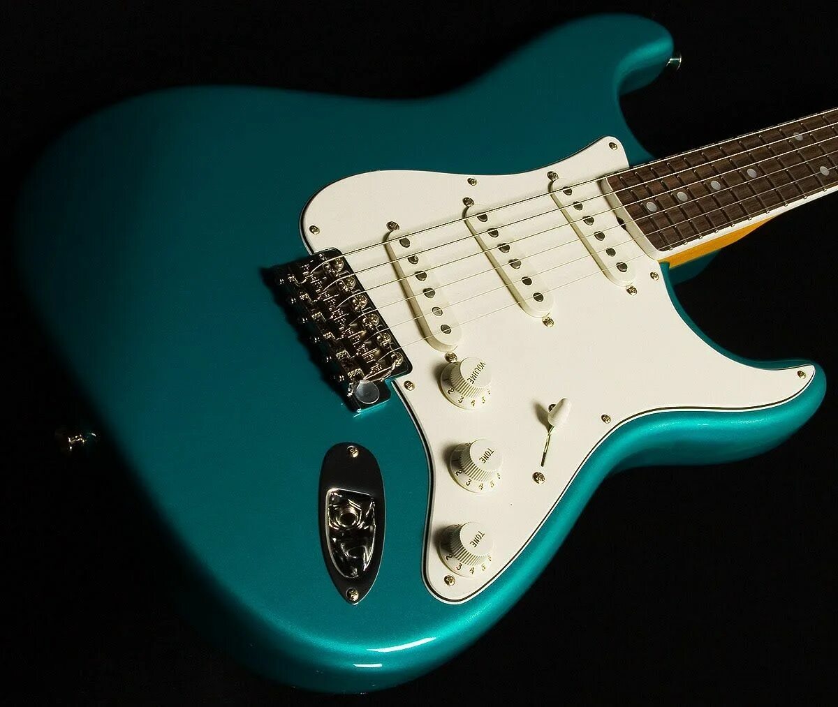 Стратокастер и суперстрат отличия. Fender precision bass 1951. Fender обзор. Гитара а элита электруха. Стратокастер обои.