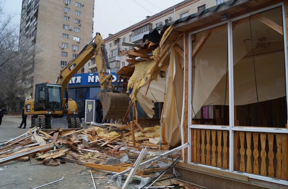 Демонтаж пристроек. Демонтаж магазина. Демонтаж пристроек. Демонтаж пристроек. Пристройка к многоквартирному дому.