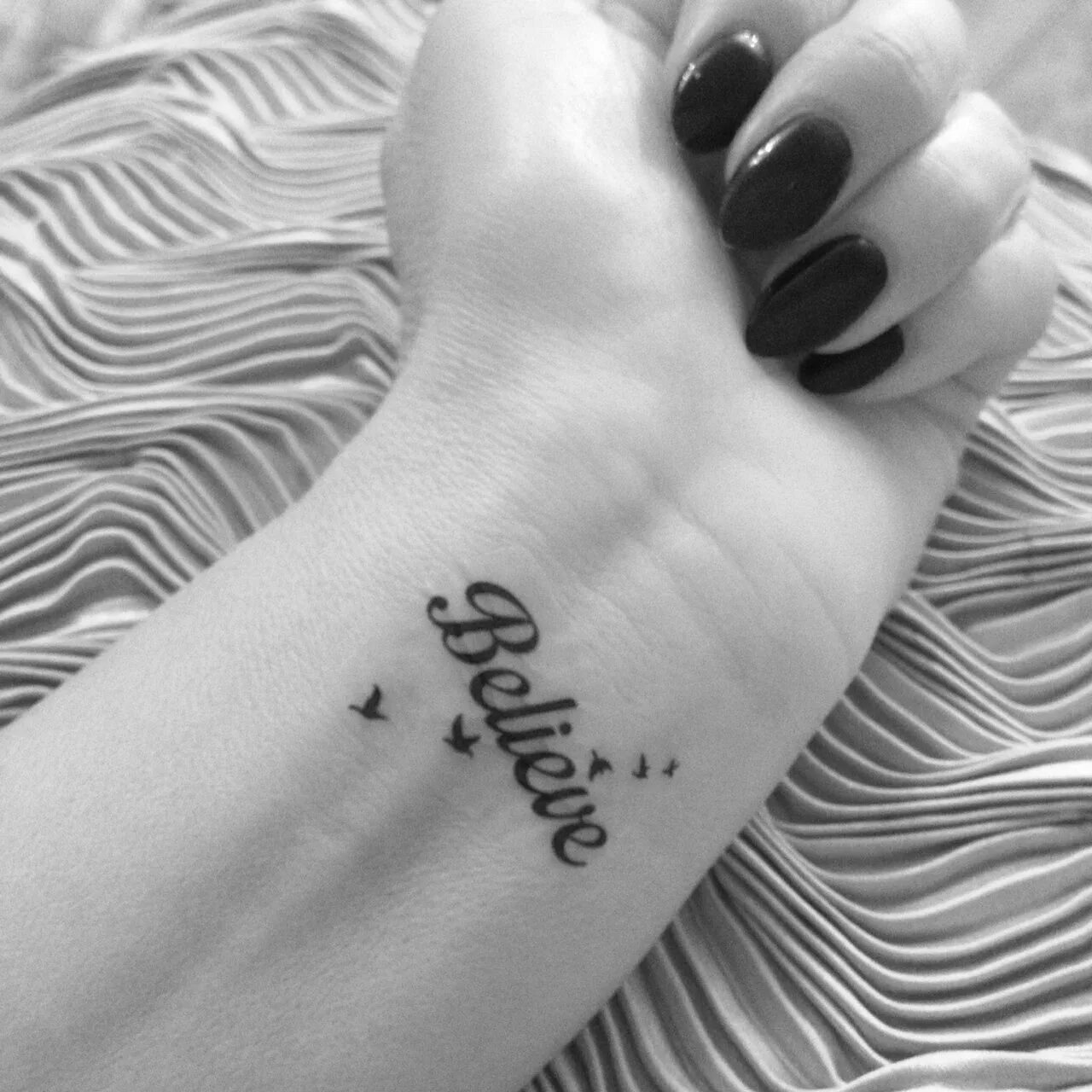 гадаись тату на запястье. тату надпись на запястье. татуировка на запястье для девушек. татуировки надписи для девушек. тату на запястье для девушек надписи.