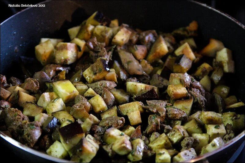 Куриная печень с баклажанами. Баклажаны с куриной печенью. Куриная печень с болгарским перцем и баклажанами. Печень с кабачками и сыром.