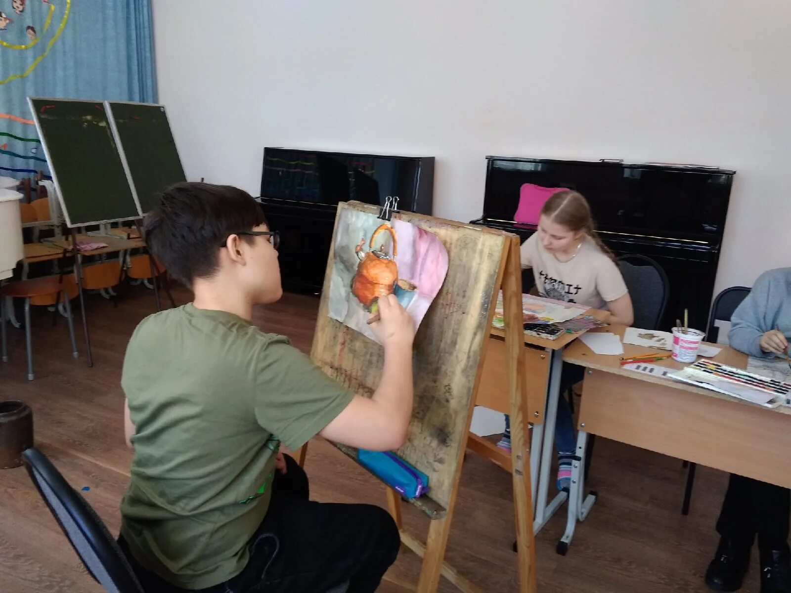 композиция гуашью с людьми. натюрморт ученика. конкурс учащихся художественных школ. творческая переменка. конкурс учащихся художественных школ.