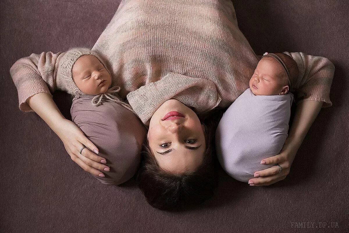 К чему снится что беременна двойней. Многоплодная беременность. Мама с двойняшками. К чему снится забеременеть. Беременной снится двойня.