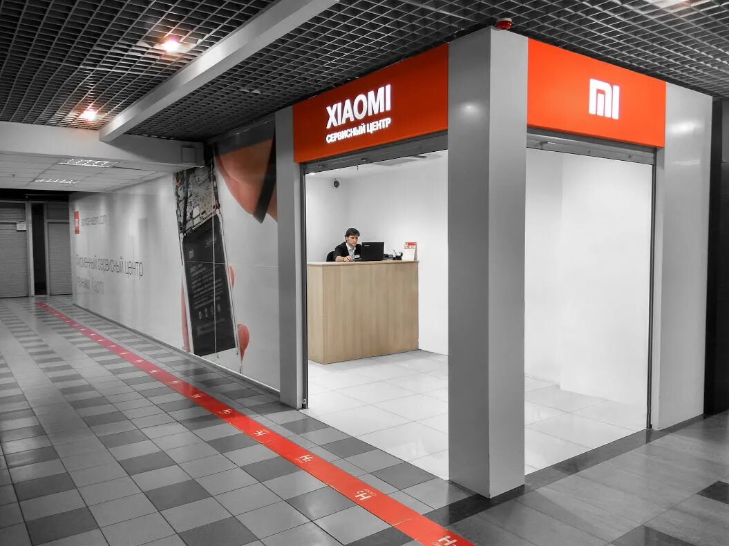 Магазин xiaomi shop. Фирменный магазин Xiaomi. Xiaomi вывеска магазина. Сервисный центр Сяоми. Магазин ксиоми.