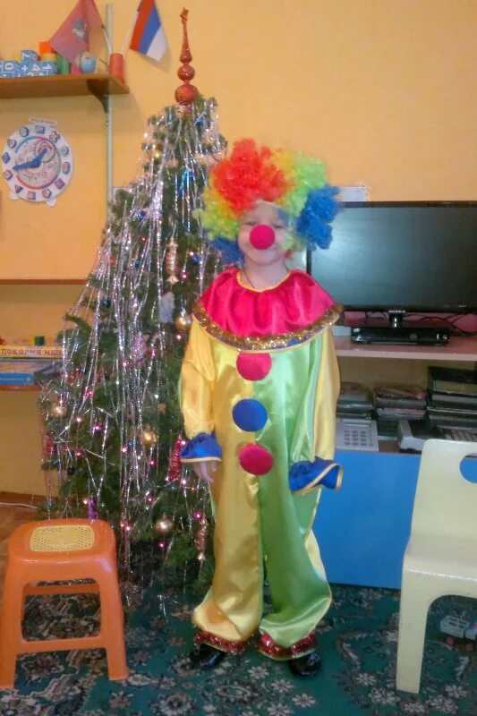 Клоун на утреннике. Клоун на утреннике в детском саду. Образ клоуна на утренник Радуга. Чемодан клоуна на утренник.